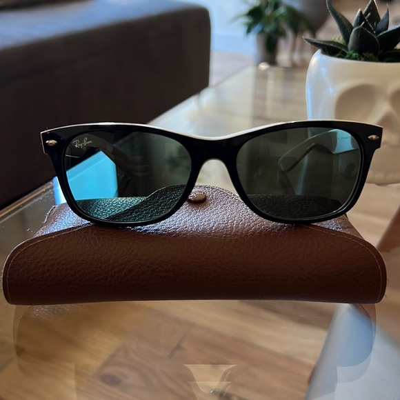 If you're interested in a classic Retro Wingtip, the Ray-Ban 2140 902 Tortoise. - Picture 1 of 4